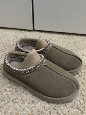 UGG Tasman Slip-On Slipper in Antilope Brown